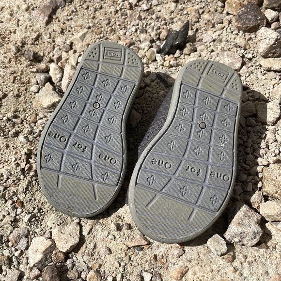 Toms T3 shoes. Grey. - Picture 2 of 4